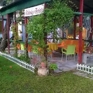 Kolonia E Artistave Alloggio in famiglia Velipojë